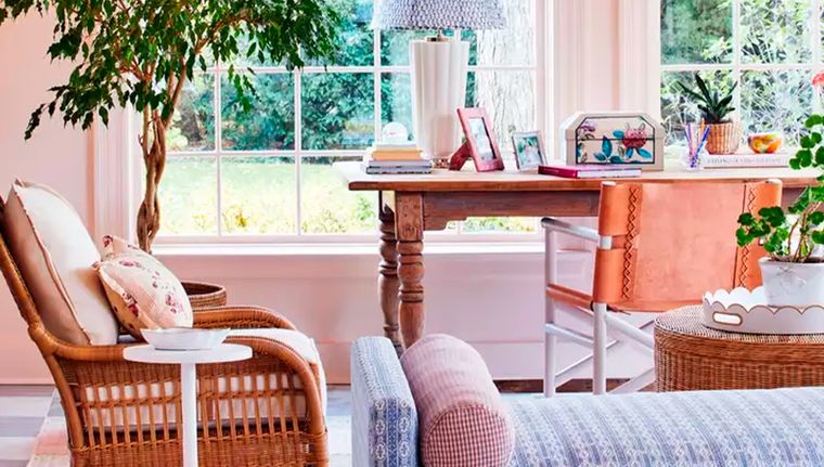 Expertos en diseño y decoración sostienen que el ratán además de introducir material natural a la vivienda, además proporciona relajación instantánea a una habitación. Foto: Annie Schlechter / Diseño de interiores: Summer Thornton