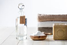 LIMPIAR USOS DEL VINAGRE PARA LA LIMPIEZA DEL HOGAR Foto: House Digest - https://www.housedigest.com/img/gallery/10-genius-tips-for-using-vinegar-in-your-laundry/l-intro-1635447371.jpg