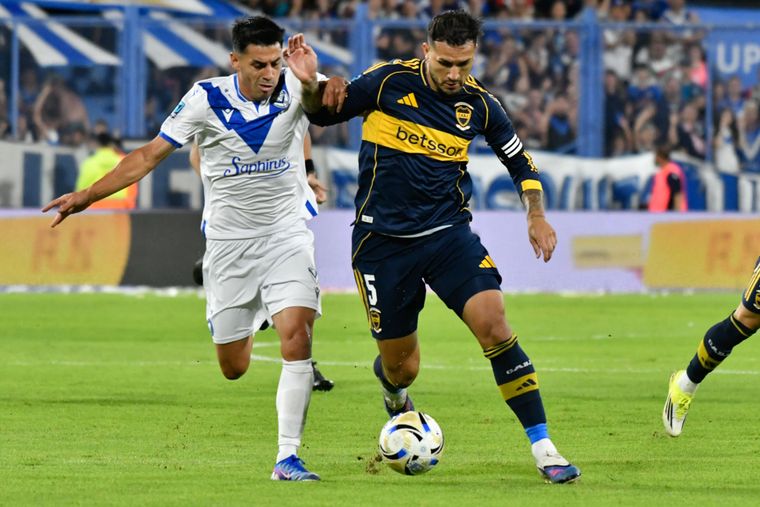 Leandro Paredes maneja los hilos del mediocampo de Boca en Liniers.&nbsp;