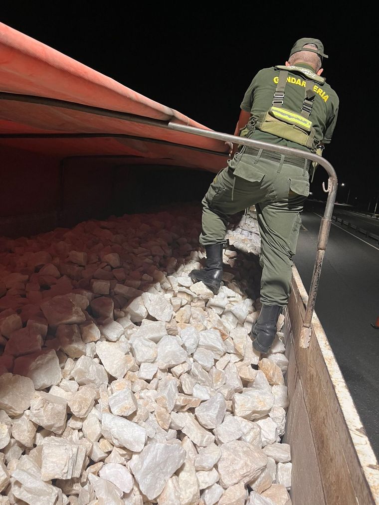 Los trozos de cuarzo hallados en el semirremolque del camión. Los trozos de cuarzo hallados en el semirremolque del camión.