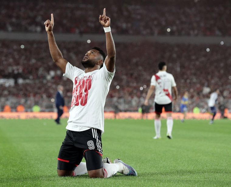 Mientras Borja festejaba, los jugadores de River y Boca se pelearon en la mitad de cancha