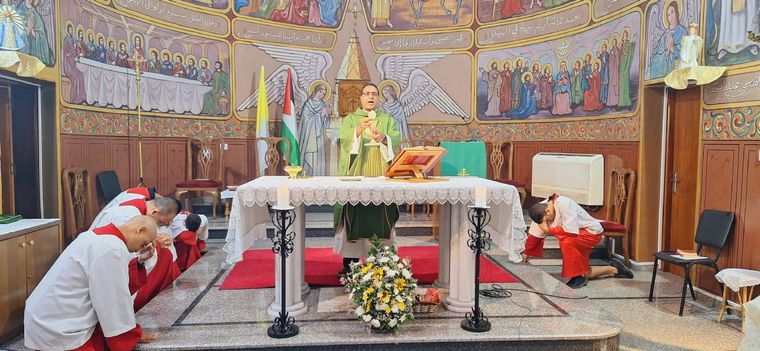 Guerra en Israel El párroco argentino celebrando misa en Gaza Foto: Facebook: Ilquddas Ara