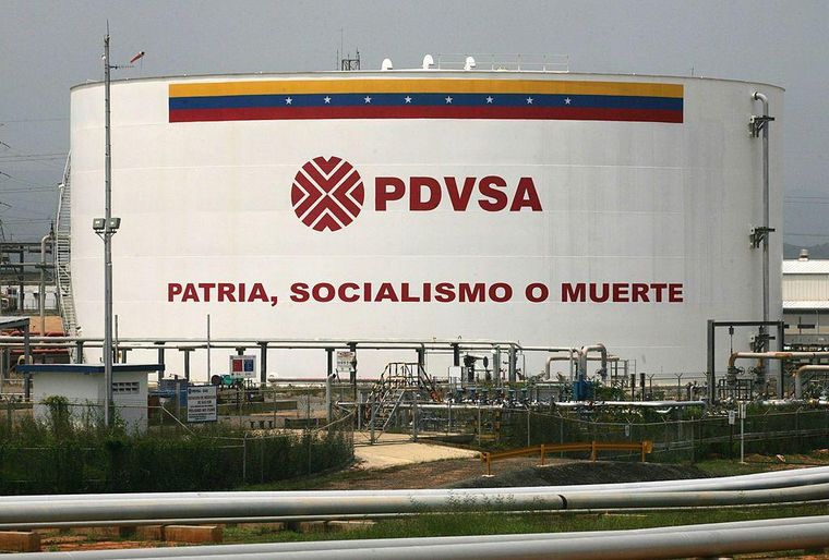 Hugo Chávez usó los recursos de la industria petrolera para financiar su proyecto socialista dentro y fuera de Venezuela. Hugo Chávez usó los recursos de la industria petrolera para financiar su proyecto socialista dentro y fuera de Venezuela.