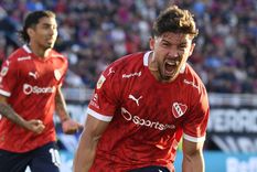 El volante de la selección chilena apareció en el área para darle el triunfo y la punta al Rojo en el clásico frente a San Lorenzo. Foto: FotoBaires