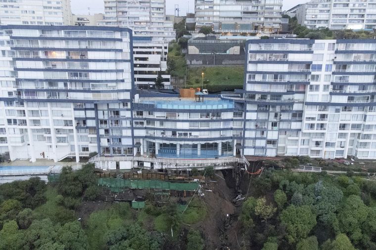 Fotografía aérea que muestra un socavón que afecta al edificio Euromarina II Foto: EFE