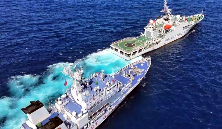 Un buque de la Guardia Costera china y otro de la Guardia Costera filipinas en la zona en disputa del mar de China Meridional. Foto: Dpa.