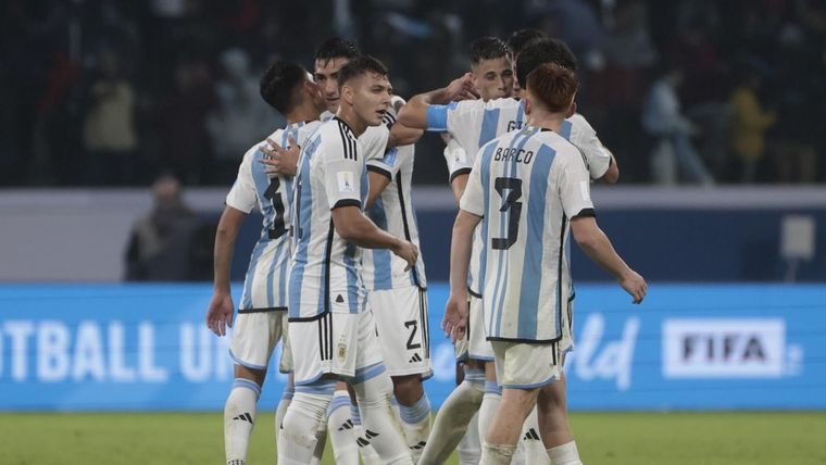 Los pibes ya tienen rival para octavos. Foto: EFE