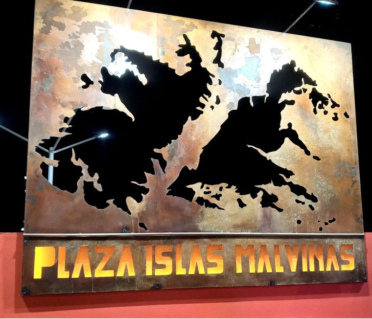 El insólito error en un mural que homenajea a los caídos de Malvinas en la inauguración de una plaza en Santa Rosa. Foto: Facebook Daniel Jiménez