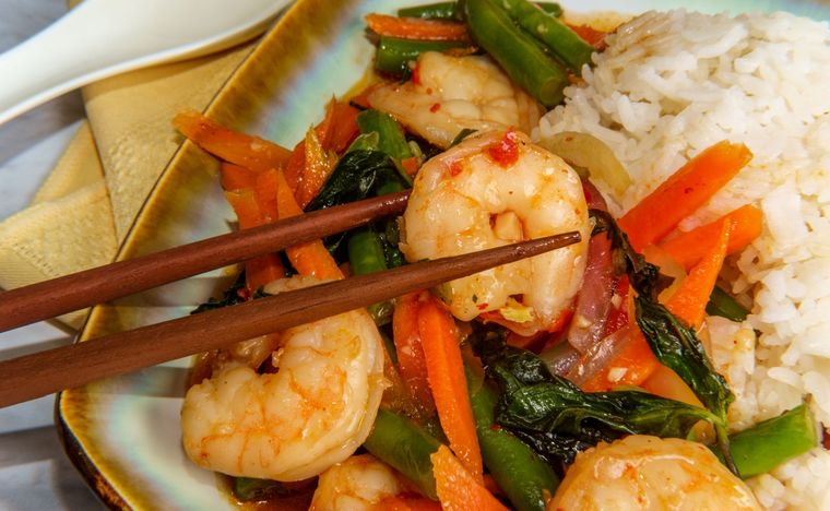 Salteado de gambas y vegetales Una receta deliciosa para hacer en pocos pasos Foto: Shutterstock