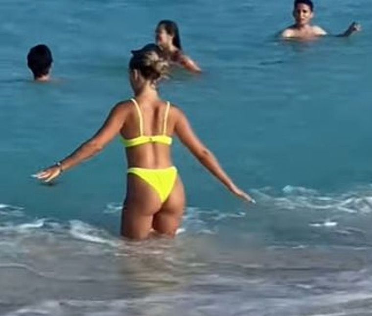 La joven se puso una bikini que se desintegra en el agua, pero ella no lo sabía y su novio grabó el momento