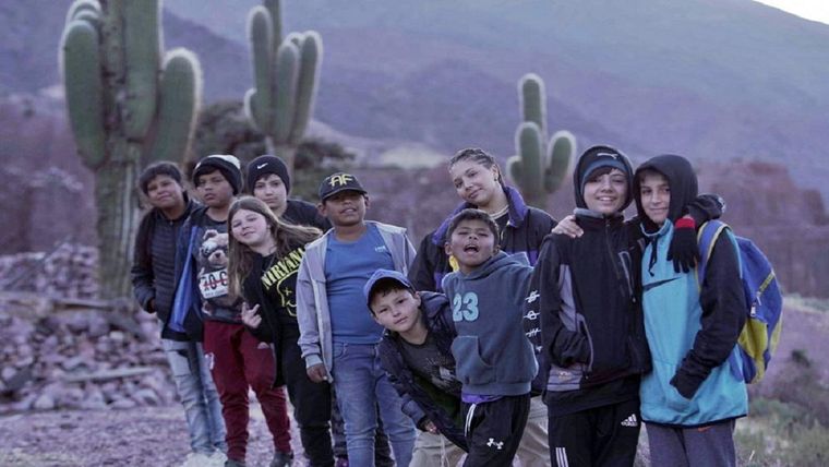 Juana Passeri rodeada de niños en el norte argentino Foto: Gentileza Pakapaka