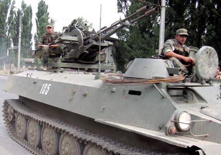 Un blindado por las calles de Gori. Foto: EFE