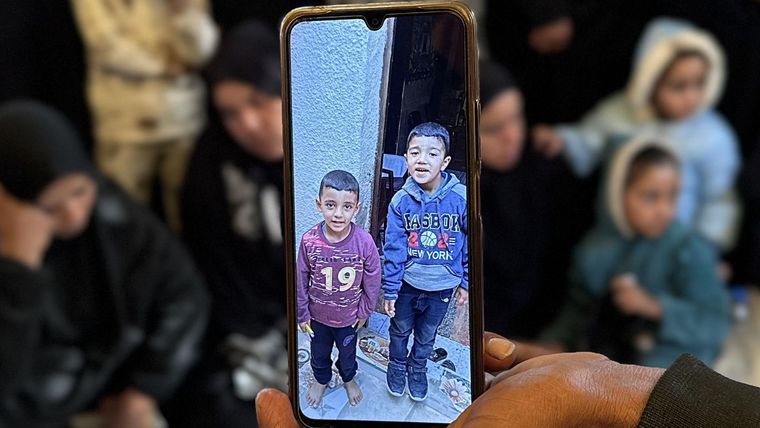 Los hermanos Fadi y Juma Abu Assi, de 8 y 10 años, estaban buscando leña cuando fueron alcanzados por el fuego israelí, según su familia.