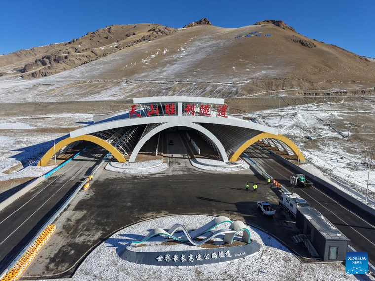 Una vista aérea muestra el túnel récord de China perforando la cordillera del Tianshan. Una vista aérea muestra el túnel récord de China perforando la cordillera del Tianshan.