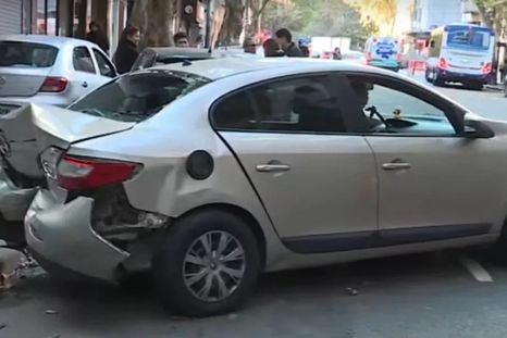 Conmoción en Almagro por un choque múltiple: un auto embistió a varios vehículos estacionados y terminó contra un árbol. Conmoción en Almagro por un choque múltiple: un auto embistió a varios vehículos estacionados y terminó contra un árbol.