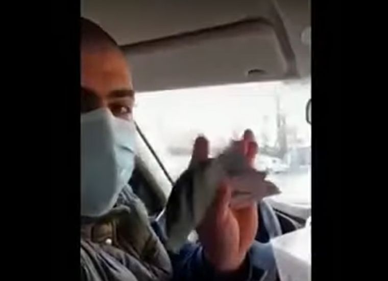 El hombre subió en las redes sociales la transacción ilegal