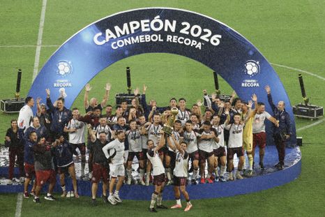 Lanús levantó la primera Recopa Sudamericana de su historia.