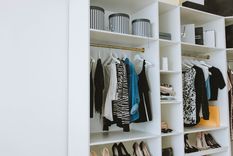 Para tener outfits infinitos no necesitas una gran inversión monetaria para tu armario, solo necesitas comprar de manera inteligente. Foto: Pexels