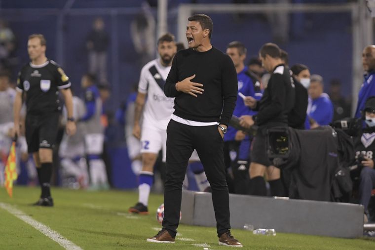 Battaglia, contundente sobre Almendra. Foto: Télam