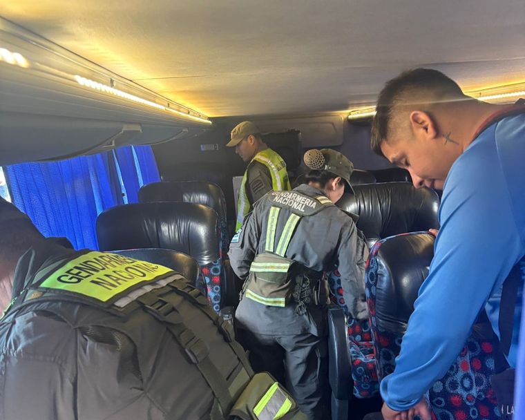 Gendarmería Nacional secuestró estupefacientes en colectivos en los que viajaba la hinchada de Independiente Rivadavia tras un operativo del Programa Tribuna Segura.&nbsp;