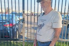 El hombre junto a su insólita mascota a las afueras del estadio de béisbol Foto: Twitter: @philly_captain El hombre junto a su insólita mascota a las afueras del estadio de béisbol Foto: Twitter: @philly_captain