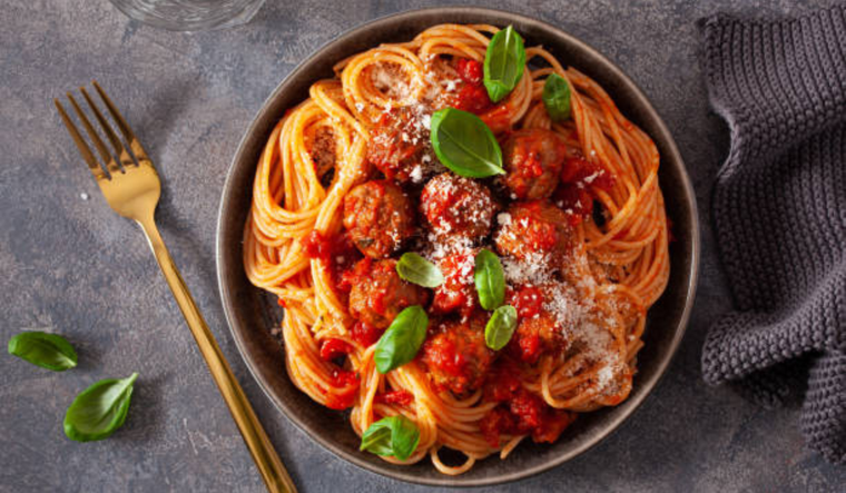 Cómo preparar espaguetis con albóndigas en salsa de tomate Foto: Shutterstok