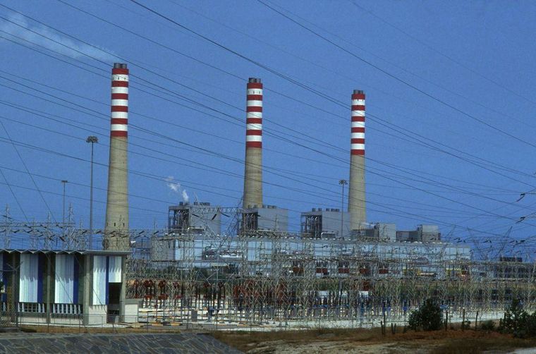 Derwick Associates, la firma de ingeniería eléctrica fundada por Betancourt, recibió contratos para construir 11 nuevas plantas eléctricas.