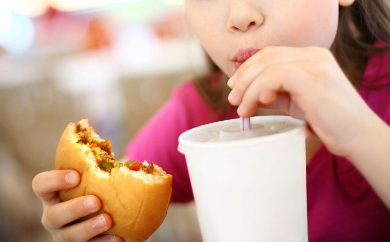 "Las dietas de los niños y adolescentes están saturadas de alimentos y bebidas poco saludables, incluidos alimentos ultraprocesados", afirma el informe.