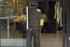 El momento en que el guardia sintió la picazón y se rascó al no advertir las cámaras