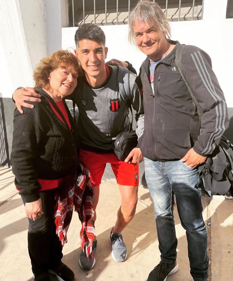 Gonzalo con sus padres cuando jugaba en Defensores de Belgrano, en donde tuvo un paso que le vali&oacute; dar el salto al f&uacute;tbol extranjero.