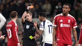 El Cuti Romero vio la roja por doble amarilla ante Liverpool y reaccionó de manera desmedida contra el juez principal. El Cuti Romero vio la roja por doble amarilla ante Liverpool y reaccionó de manera desmedida contra el juez principal.