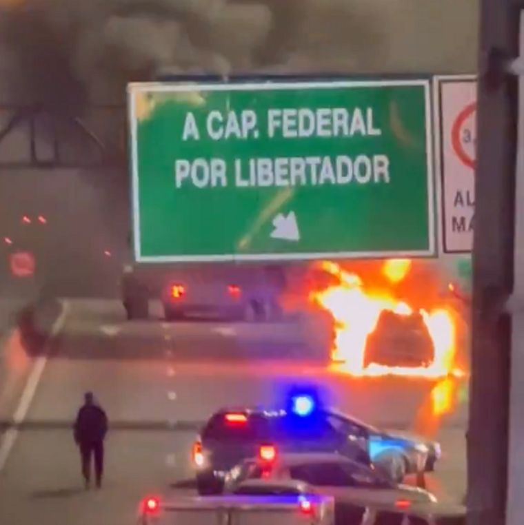 Un Porsche conducido por una mujer suiza se incendió sobre la Avenida General Paz Foto: Captura de video