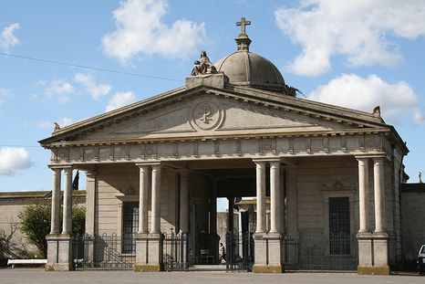 Este pueblo bonaerense conserva una de las escenas art decó más impactantes del interior de la provincia. Este pueblo bonaerense conserva una de las escenas art decó más impactantes del interior de la provincia.