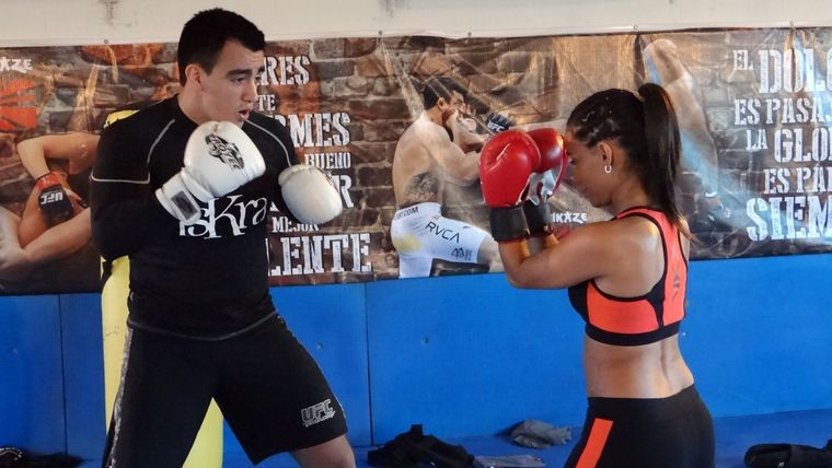 Una escuela de artes marciales planeó una propuesta solidaria para mujeres y policías Foto: Facebook Rogelio Ortíz