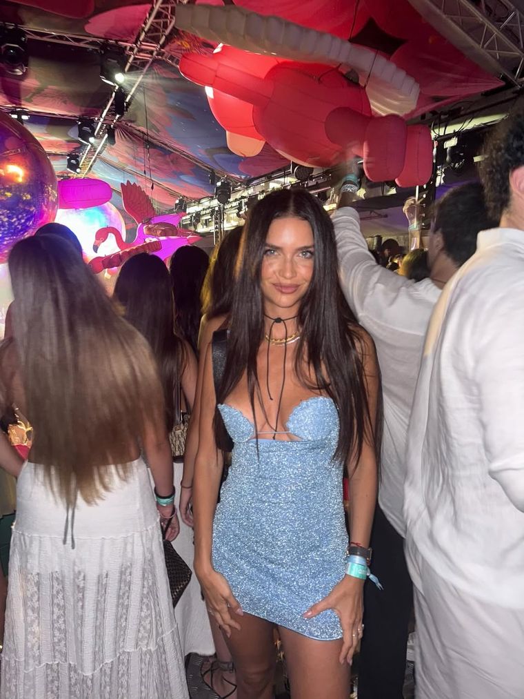 Sin cambiar la ropa, solo accesorios y actitud. Sin cambiar la ropa, solo accesorios y actitud.