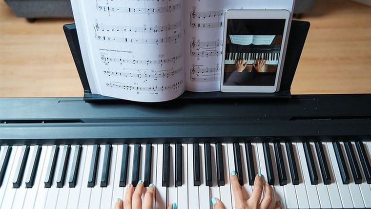 Al aprender algo nuevo, como una canción en el piano, es más eficiente tomar descansos breves que practicar sin parar hasta el agotamiento Foto: GETTY IMAGES