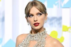 Taylor Swift La cantautora estadounidense siempre se mantiene en tendencias no sólo por su obra artística, sino también por la influencia que tiene en la industria. Foto: https://es.rollingstone.com/taylor-swift-anuncia-su-nuevo-album-midnights-un-viaje-a-traves-de-terrores-y-los-dulces-suenos/