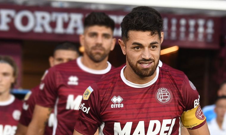 Lautaro Acosta se quejó del penal no cobrado a Lanús. Foto: @clublanus