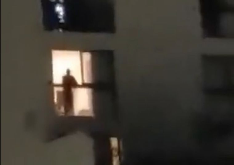 El video muestra que el policía decide sacar el arma y comienza a disparar hacia los autos estacionados Foto: Imagen ilustrativa