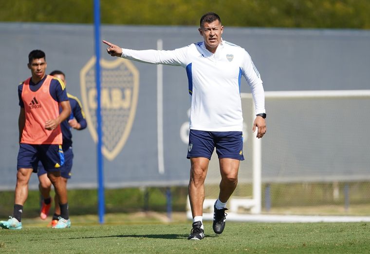 Jorge Almirón ya dirigió su primera práctica en Boca. Foto: Télam