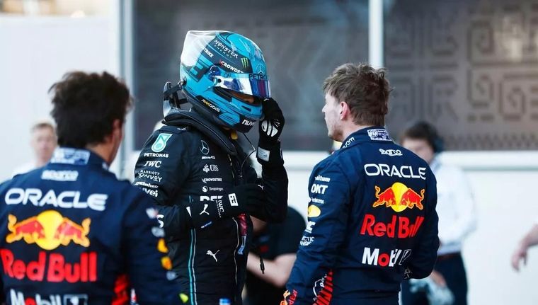 Verstappen le pide explicaciones a Russell. Foto: Motorsport
