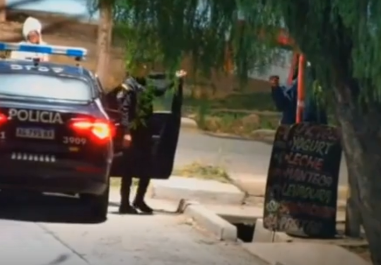 El momento en que policías llegaron a la parada de colectivos y aprehendieron a los malvivientes detectados por las cámaras.&nbsp;