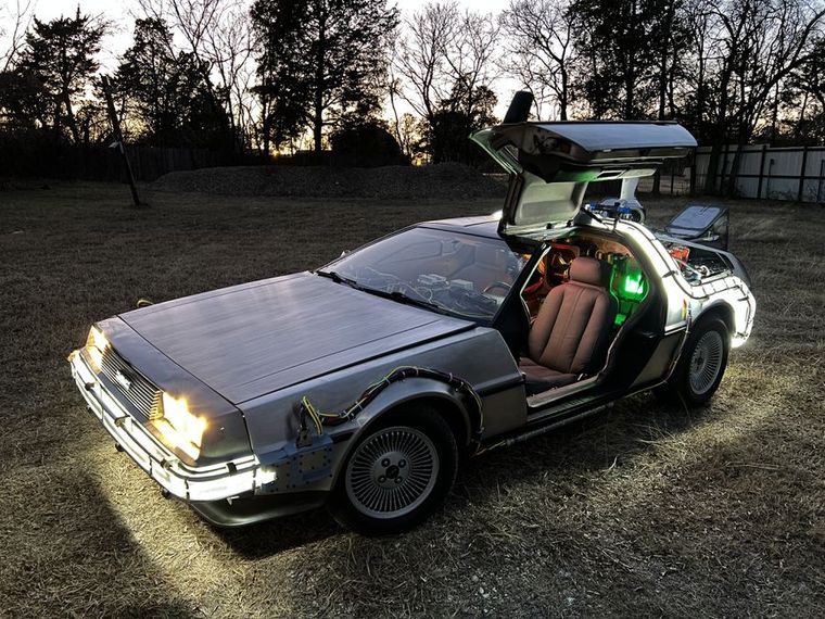 DeLorean DMC-12 El auto es idéntico al de Volver al Futuro.