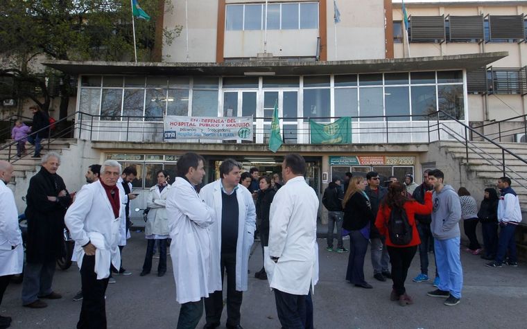 Asamblea de profesionales de la salud en el Hospital san Martín de La Plata Foto: Agencia ANRed