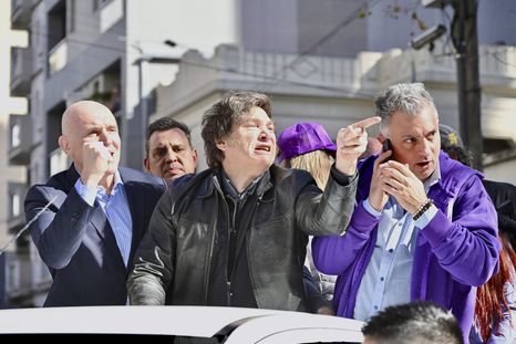 Javier Milei cerrará la campaña bonaerense de La Libertad Avanza en Moreno luego de su caravana en Lomas de Zamora que terminó en episodios de caos. Javier Milei cerrará la campaña bonaerense de La Libertad Avanza en Moreno luego de su caravana en Lomas de Zamora que terminó en episodios de caos.