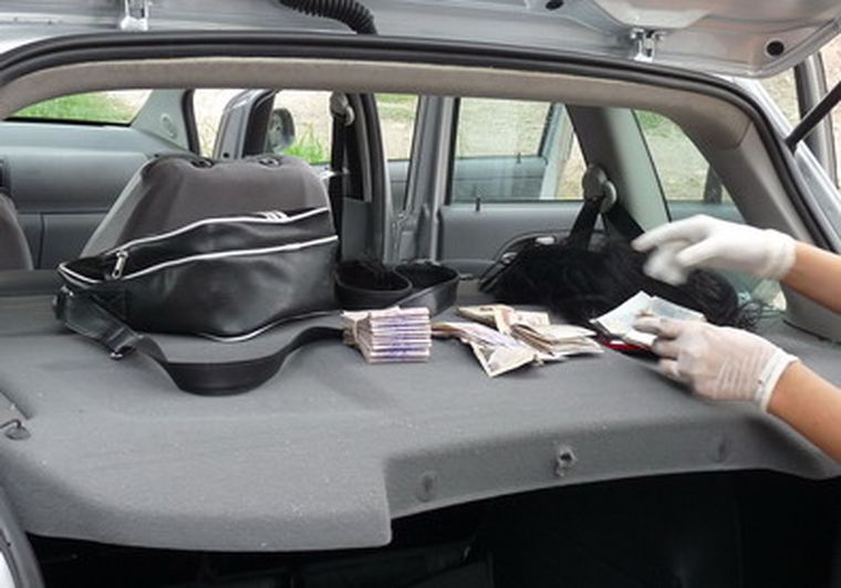 El dinero robado en Liderar quedó en el auto de los delincuentes. Foto: Ministerio de Seguridad