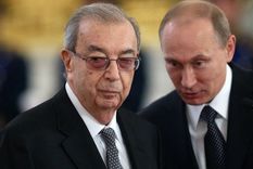 En 1992, Yevgeny Primakov admitió que el servicio de inteligencia ruso estaba detrás de los artículos periodísticos que afirmaban que el sida había sido fabricado por el gobierno estadounidense.