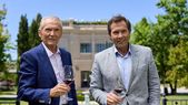 Alberto Arizu padre e hijo en Finca el Paraíso de Bodega Luigi Bosca. Alberto Arizu padre e hijo en Finca el Paraíso de Bodega Luigi Bosca.