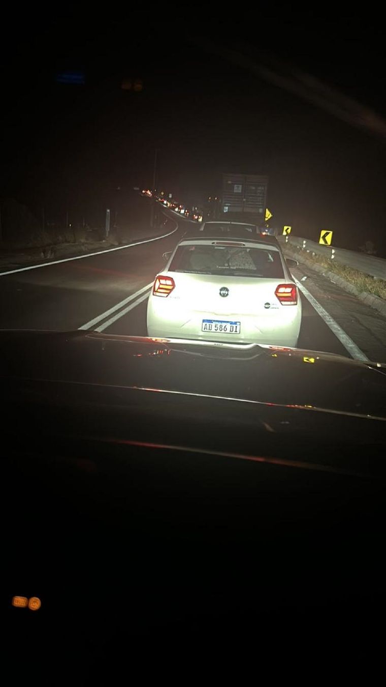 Las filas siguen durante la noche de este jueves en el cruce internacional Foto: Gentileza