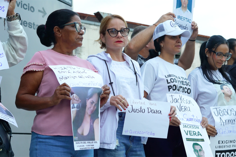 Los familiares continúan esperando la liberación de los presos, expresando "agotamiento físico y emocional" después de más de 48 horas de espera.